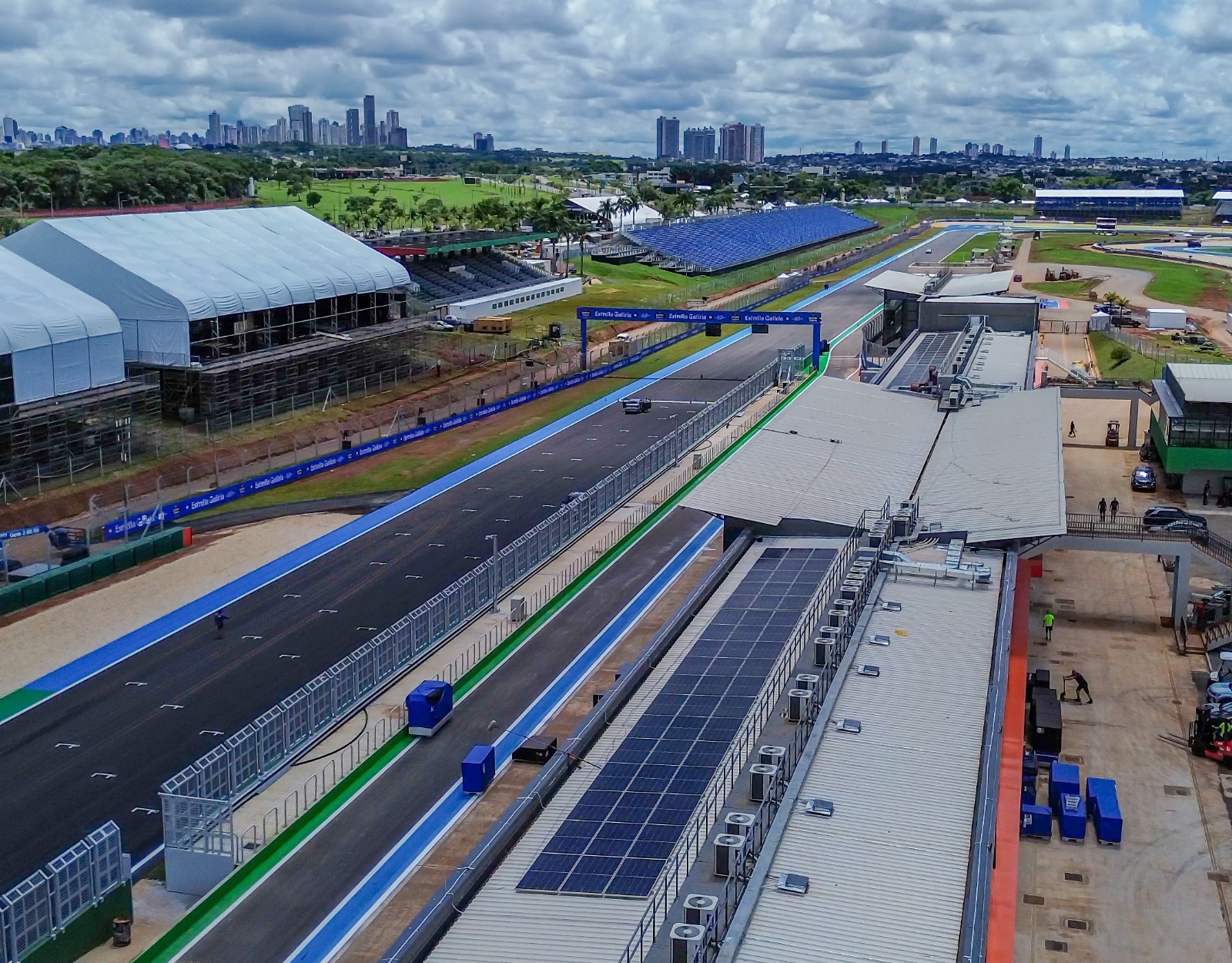 Início da competição do MotoGP em Goiânia é marcada por chuvas.