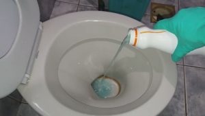 Não é água sanitária, nem desinfetante: o segredo para deixar o vaso sanitário limpo e sem odor forte