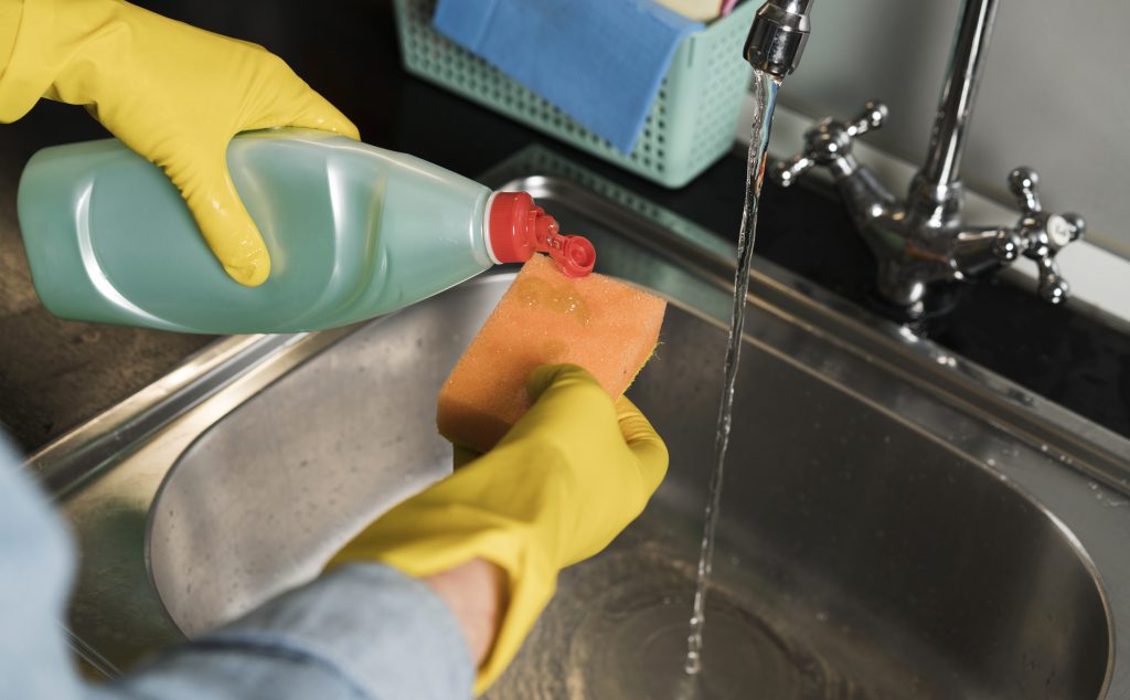 Dica simples faz o detergente render mais e economiza dinheiro na hora de lavar louça