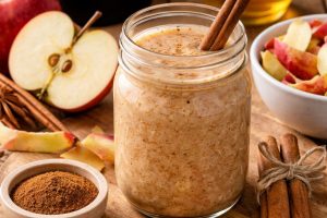 Bater cascas de maçã com canela