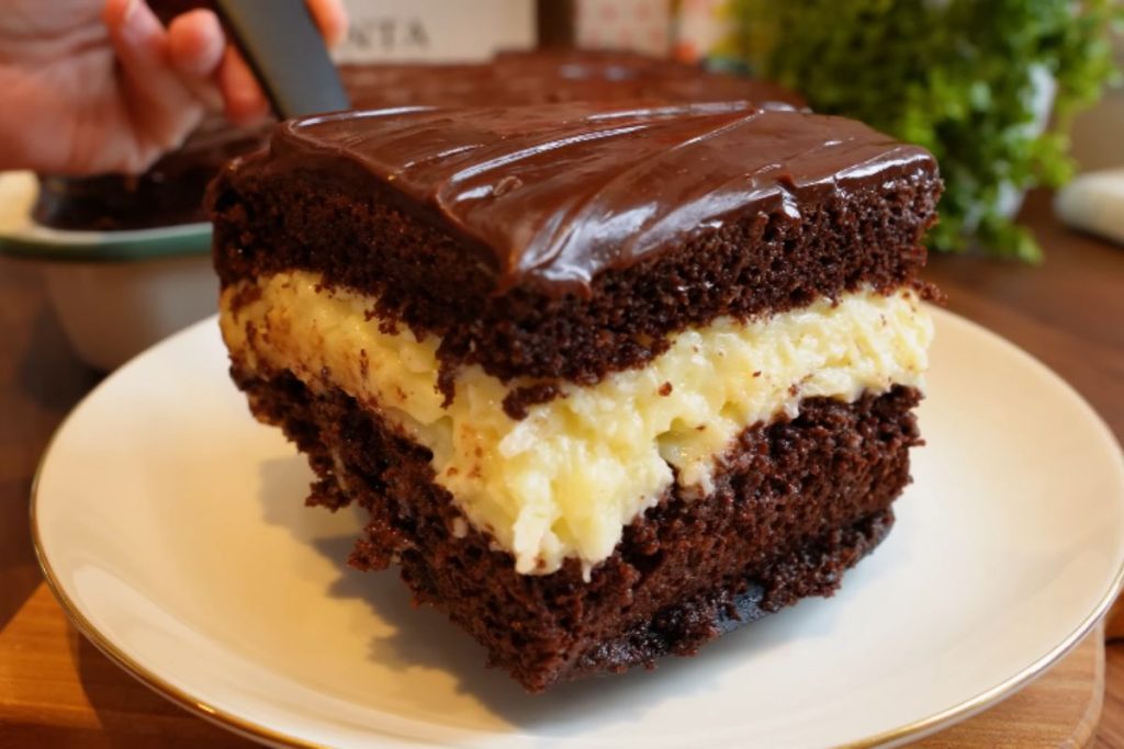 Bolo de prestígio que já sai recheado do forno é fácil de fazer e excelente opção para sobremesa