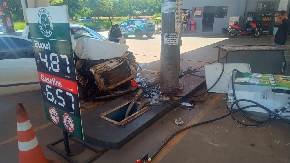 Carro desgovernado invade posto e destrói bomba de combustível, em Anápolis