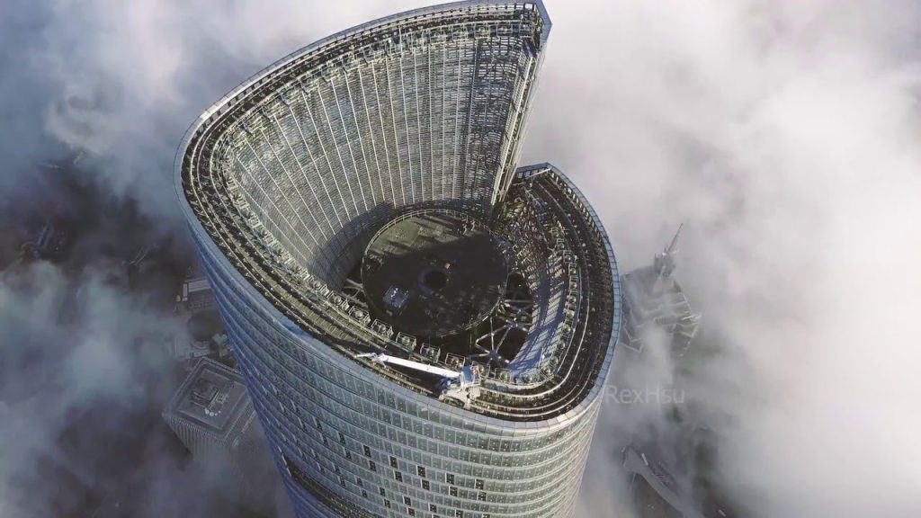 Conheça a Shanghai Tower, arranha-céu de 632 metros com estrutura em espiral que reduz ventos e aumenta a eficiência energética.