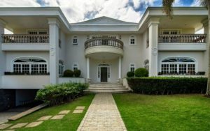 Mansão de Susana Vieira no Rio de Janeiro impressiona pelo luxo, natureza e vista para a Barra da Tijuca. Imóvel é avaliado em R$ 10 milhões.