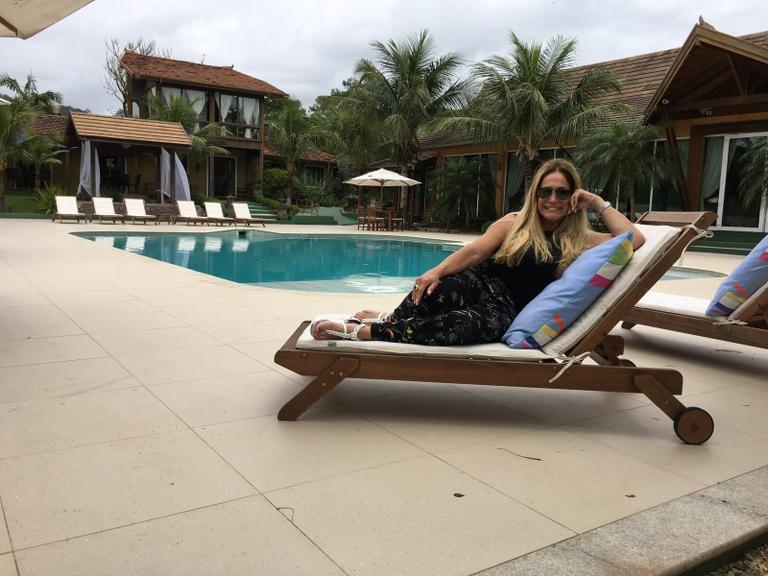 Mansão de Susana Vieira no Rio de Janeiro impressiona pelo luxo, natureza e vista para a Barra da Tijuca. Imóvel é avaliado em R$ 10 milhões.