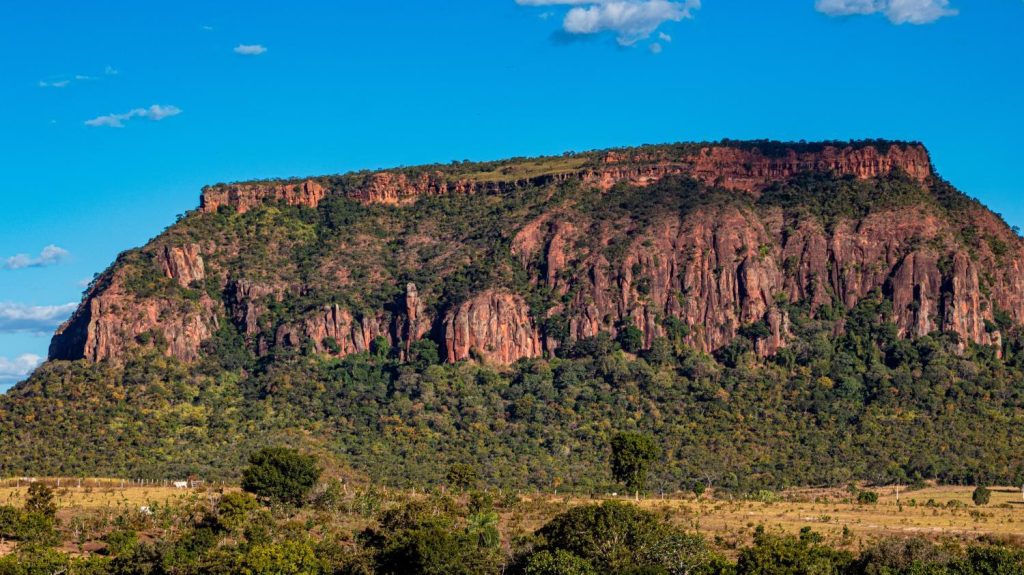Muralha de pedra em Goiás intriga pesquisadores e guarda mistérios de milhões de anos