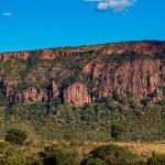 Muralha de pedra em Goiás intriga pesquisadores e guarda mistérios de milhões de anos