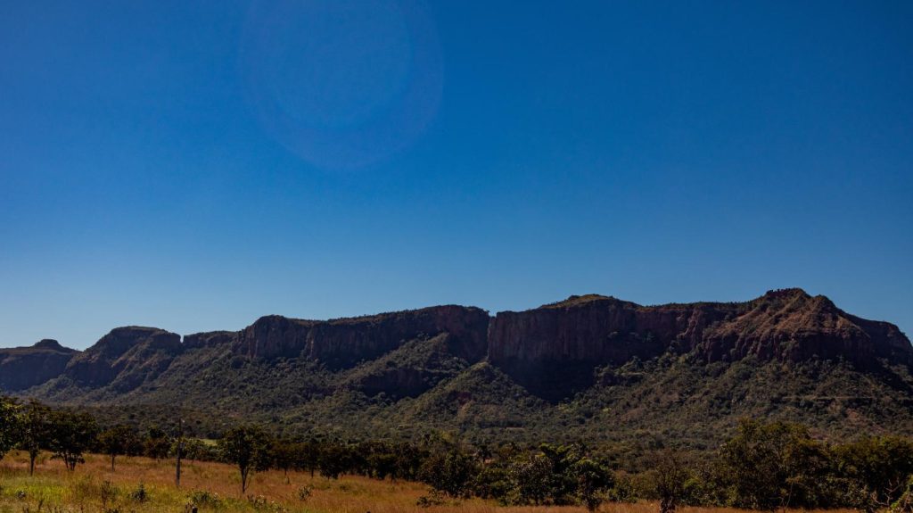Muralha de pedra em Goiás intriga pesquisadores e guarda mistérios de milhões de anos