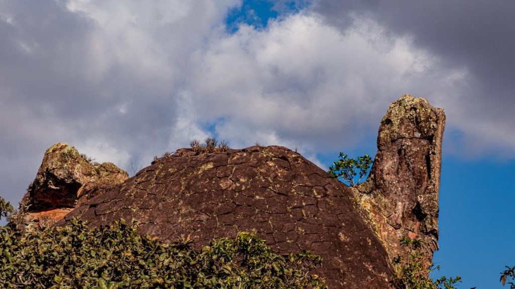 Muralha de pedra em Goiás intriga pesquisadores e guarda mistérios de milhões de anos