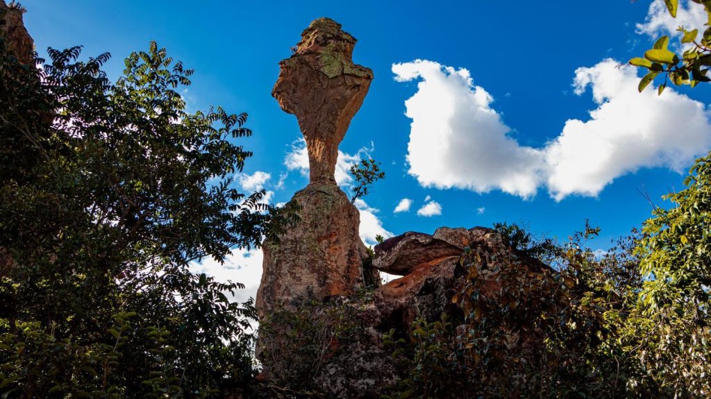 Muralha de pedra em Goiás intriga pesquisadores e guarda mistérios de milhões de anos