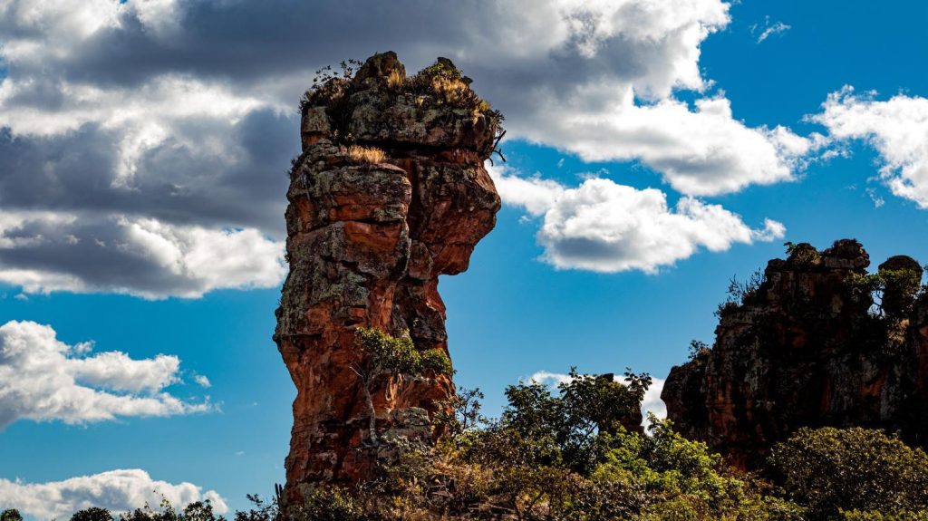 Muralha de pedra em Goiás intriga pesquisadores e guarda mistérios de milhões de anos