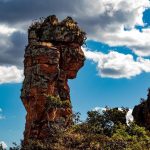 Muralha de pedra em Goiás intriga pesquisadores e guarda mistérios de milhões de anos