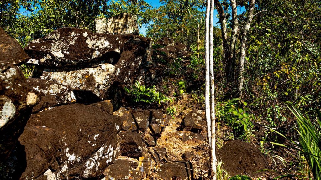 Muralha de pedra em Goiás intriga pesquisadores e guarda mistérios de milhões de anos