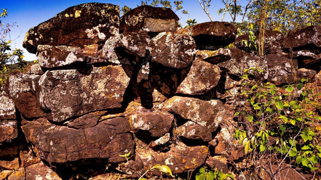 Muralha de pedra em Goiás intriga pesquisadores e guarda mistérios de milhões de anos