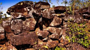 Muralha de pedra em Goiás intriga pesquisadores e guarda mistérios de milhões de anos