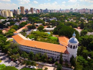 Escola mais cara do Brasil cobra até R$ 16 mil por mês e reúne 1.500 alunos em modelo bilíngue de alto padrão. Veja detalhes.