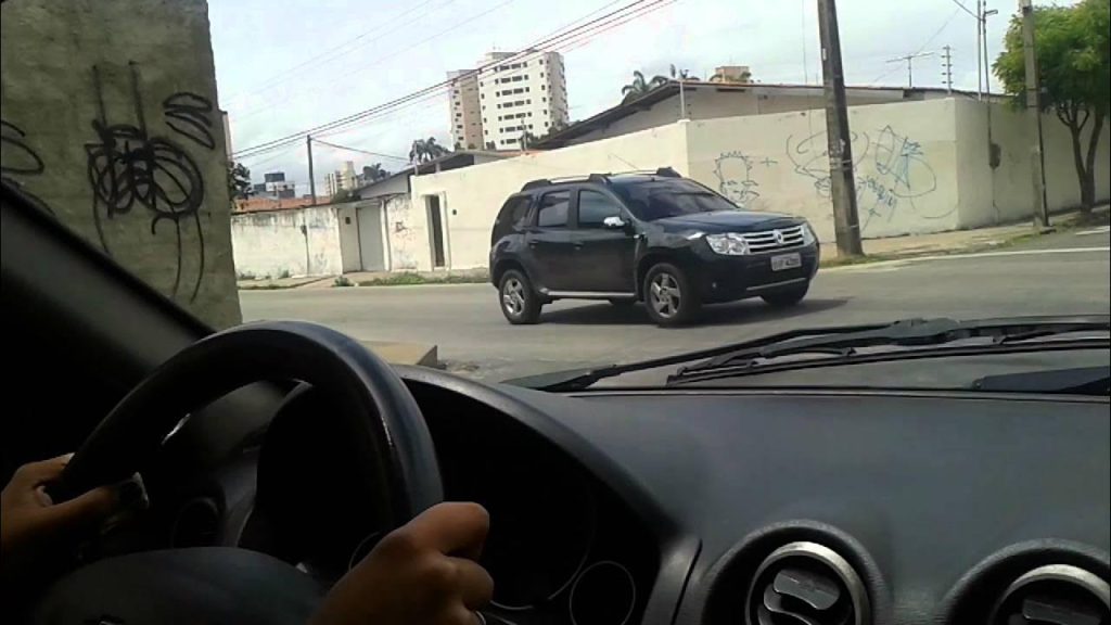 Saiba quem tem preferência no cruzamento quando dois carros chegam juntos e o que diz o CTB sobre essa situação comum no trânsito.