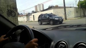 Saiba quem tem preferência no cruzamento quando dois carros chegam juntos e o que diz o CTB sobre essa situação comum no trânsito.