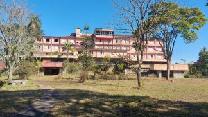 Hotel Simon, no Parque Nacional do Itatiaia, foi abandonado desde 2009 e hoje chama atenção como “palácio” esquecido na mata.