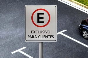 Rebaixar calçada não dá direito a vaga exclusiva. Veja o que diz a lei sobre reservar vagas na rua e possíveis multas.