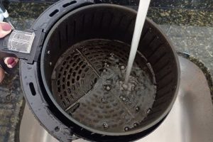 como remover a gordura impregnada da air fryer