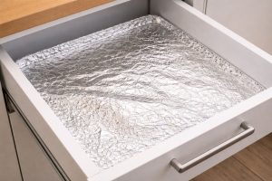 Forrar a gaveta dos talheres com papel alumínio