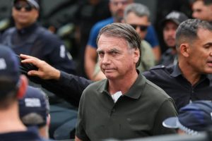 Bolsonaro tem alta da UTI e vai para quarto de hospital após 10 dias internado