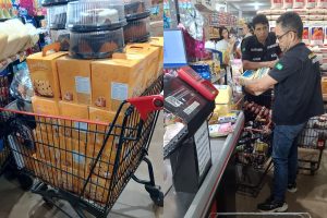 Procon apreende 150 kg de alimentos impróprios em supermercado de Anápolis