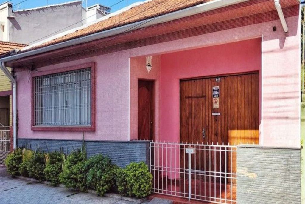 Veja como repassar imóveis para os filhos sem inventário usando doação em vida e entenda as cláusulas que garantem segurança jurídica.