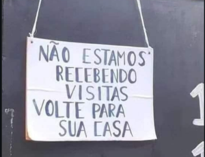 Placa chama atenção ao mandar recado direto sobre visitas sem aviso