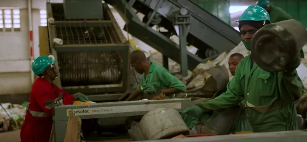 Jovem do Quênia cria solução genial para transformar plástico do mar em tijolos mais resistentes que concreto