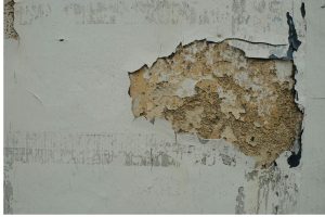 consertar a parede que está descascada