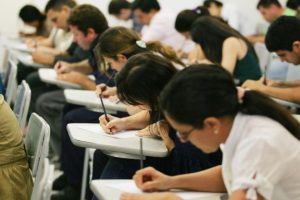 Com mais de 100 vagas e salários chegando a R$ 5 mil, novo concurso público é aberto em Goiás