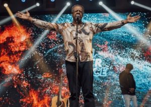 Celebração reúne comunidade acadêmica e religiosa em noite marcada por fé, música e solidariedade. (Foto: Divulgação)