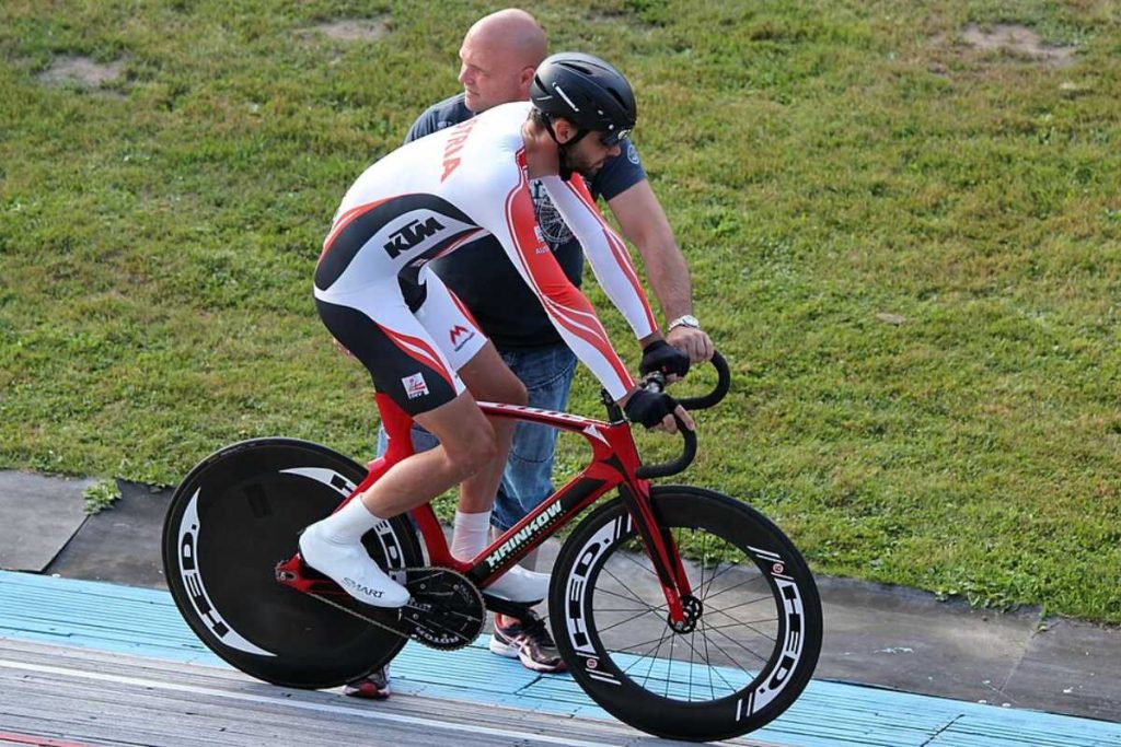 Homem larga emprego e enfrenta pedalada de 55 mil km por mais de 50 países em jornada extrema até a Índia