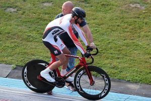 Homem larga emprego e enfrenta pedalada de 55 mil km por mais de 50 países em jornada extrema até a Índia