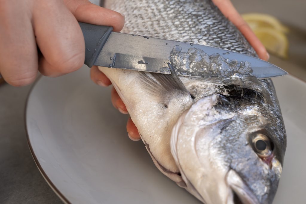 Truque com sal e limão remove escamas do peixe em poucos minutos e sem esforço