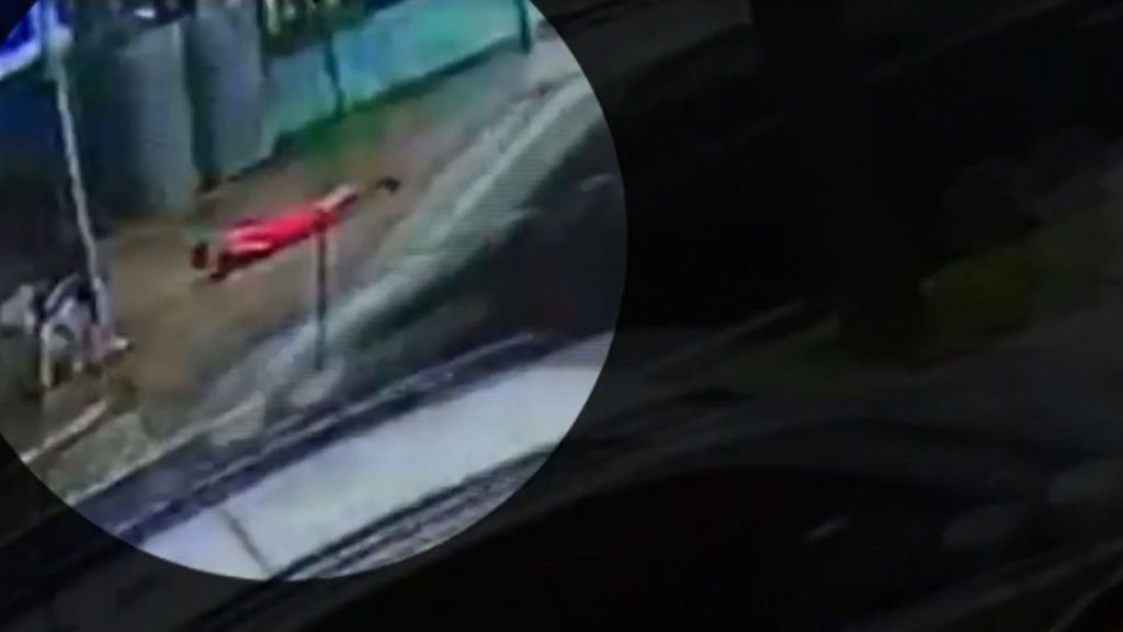 Vídeo mostra quando mulher cai no chão após ser esfaqueada.