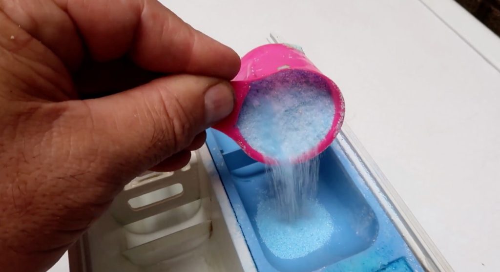 Erro comum na hora de colocar sabão em pó na maquina de lavar