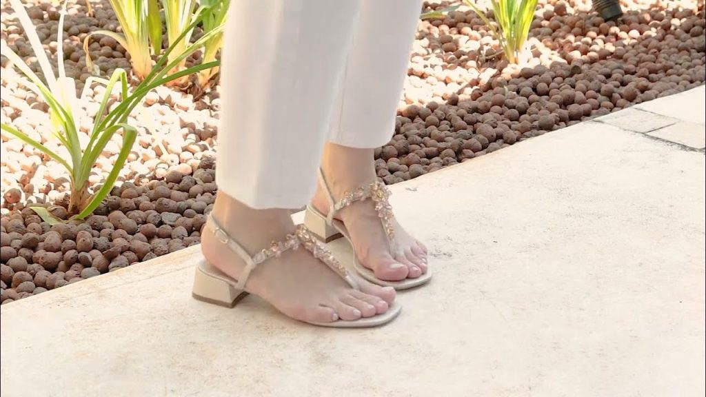 Sandália de salto quadrado médio, sucesso dos anos 90, volta como tendência em 2026. Veja como usar e combinar em diferentes ocasiões.