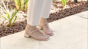 Sandália de salto quadrado médio, sucesso dos anos 90, volta como tendência em 2026. Veja como usar e combinar em diferentes ocasiões.