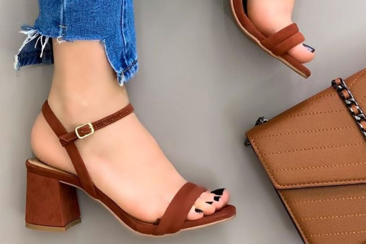 Sandália de salto quadrado médio, sucesso dos anos 90, volta como tendência em 2026. Veja como usar e combinar em diferentes ocasiões.