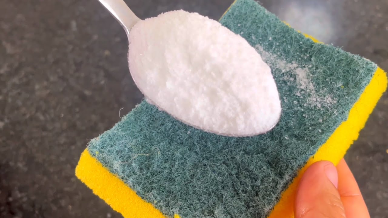Colocar sal grosso na esponja ajuda a remover gordura e odores. Veja como usar corretamente e quais cuidados tomar na limpeza