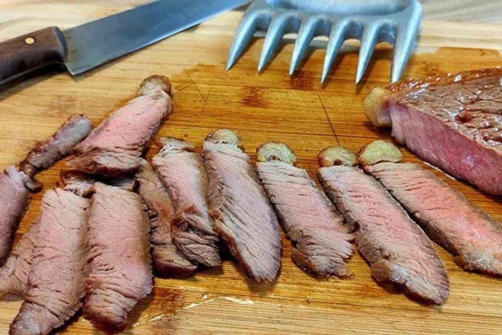 Churrasco não precisa ser caro: conheça 5 carnes baratas que superam a picanha em sabor, rendimento e suculência, segundo açougueiros.