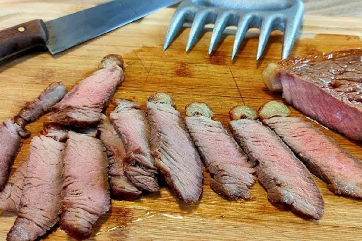 Churrasco não precisa ser caro: conheça 5 carnes baratas que superam a picanha em sabor, rendimento e suculência, segundo açougueiros.