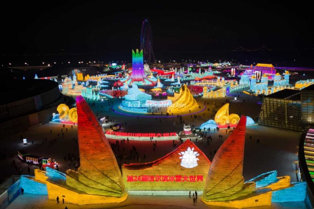 Todos os anos, a China constrói uma megacidade de gelo com 1,5 milhão de m², com temperaturas de até -30 °C e o maior escorregador de gelo do mundo