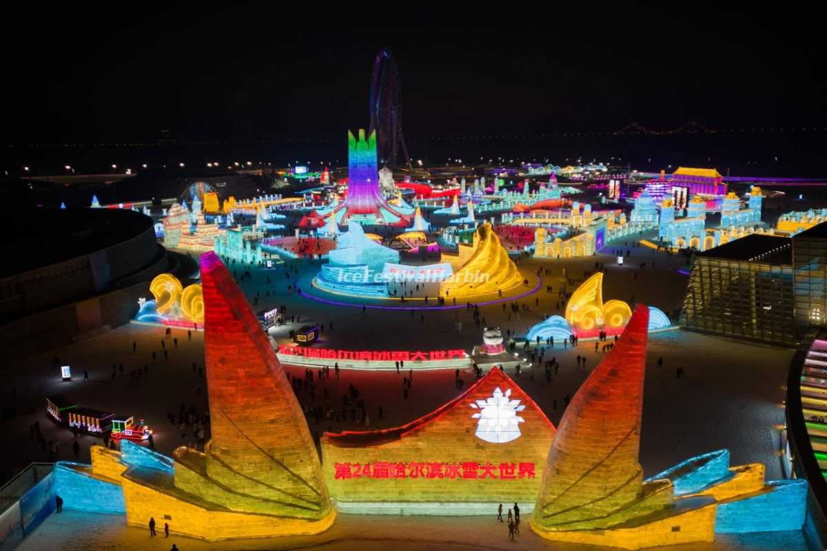 Todos os anos, a China constrói uma megacidade de gelo com 1,5 milhão de m², com temperaturas de até -30 °C e o maior escorregador de gelo do mundo