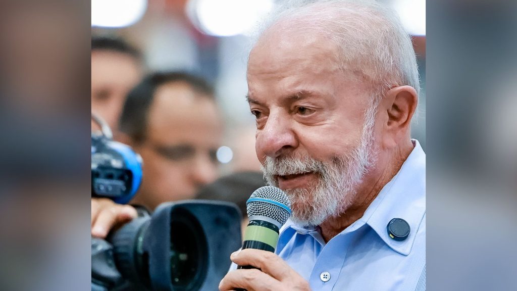 Presidente Lula durante visita à fábrica da Caoa, em Anápolis.