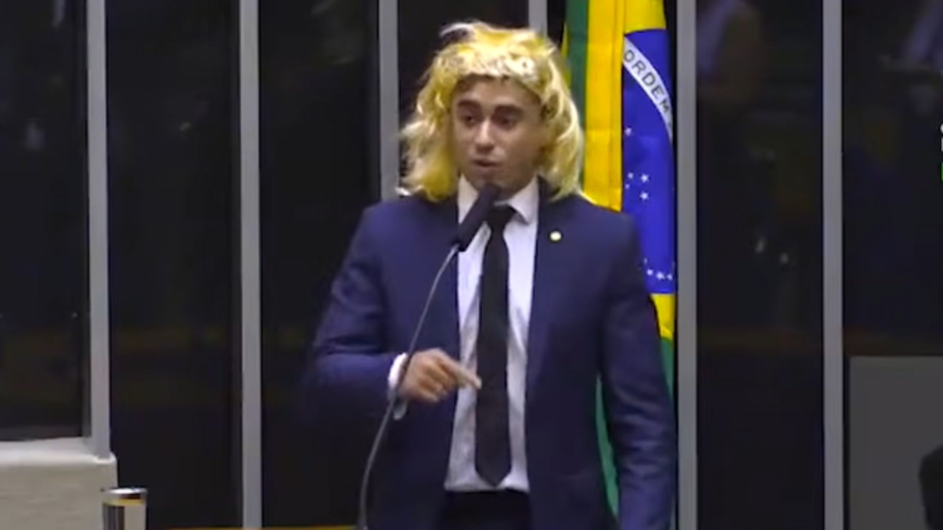 Justiça anula condenação de Nikolas por discurso transfóbico com peruca