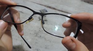 Um truque com 2 produtos caseiros ajuda a limpar e reduzir riscos dos óculos de forma simples